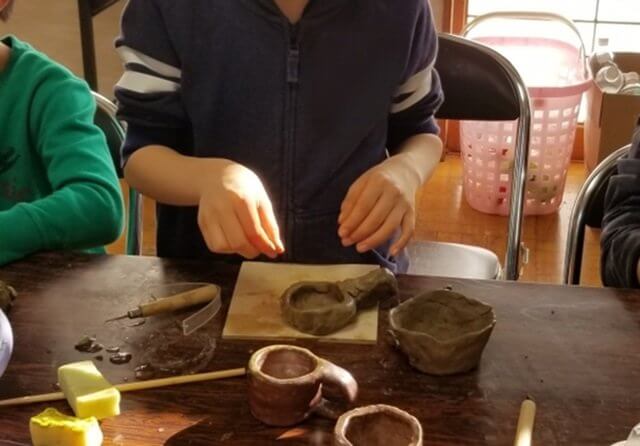 陶芸体験をする子供