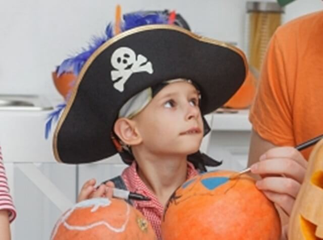 ハロウィン海賊の仮装をする男の子