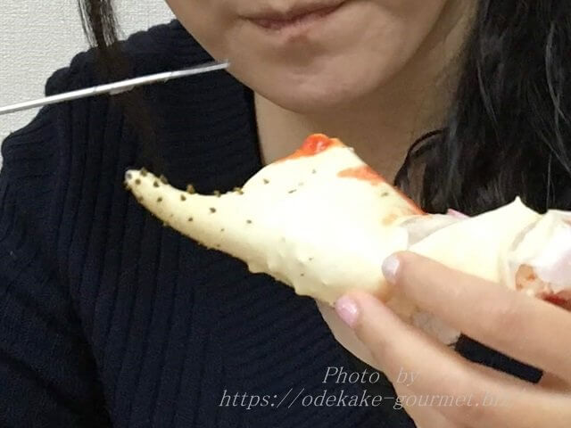 カニを食べている写真