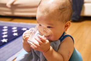 水を飲む子供のイメージ写真
