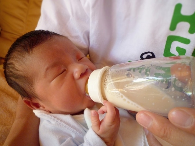 ミルクを飲む赤ちゃんのイメージ写真