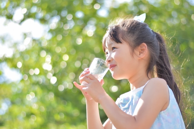 水を飲む子供のイメージ写真
