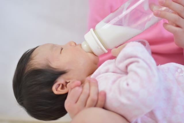 ミルクを飲む赤ちゃんのイメージ写真